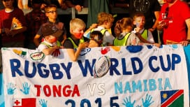 英国の小都市エクセターでトンガ代表とナミビア代表を応援する地元の子ども（C）Getty …