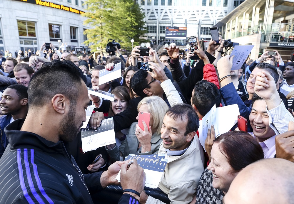 ロンドンでおこなわれたイベントでファンにサインをするNZ代表のヴィト（C）Getty Images