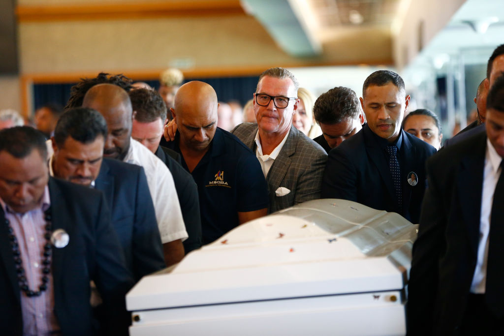 元NZ代表ディラン・ミカの葬儀で棺を運ぶジョン・カーワンら友人・仲間達（C）Getty Images