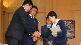 2019W杯のPRで東京都の小池知事を表敬訪問。左から小瀧選手、大野選手、大畑氏（撮影：…