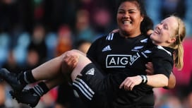 ロンドンで女子イングランド代表との激闘を制し、笑顔の女子NZ代表選手（C）Getty I…