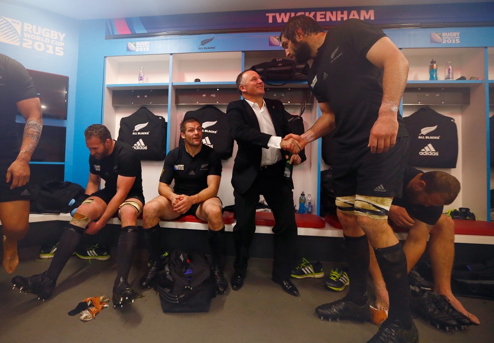 オールブラックスのロッカールームで選手を祝福するNZのジョン・キー首相（C）Getty Images