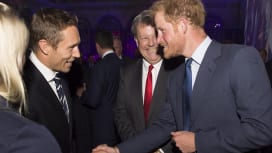 談笑する英国のヘンリー王子（右）と元イングランド代表のウィルキンソン氏（C）Getty …