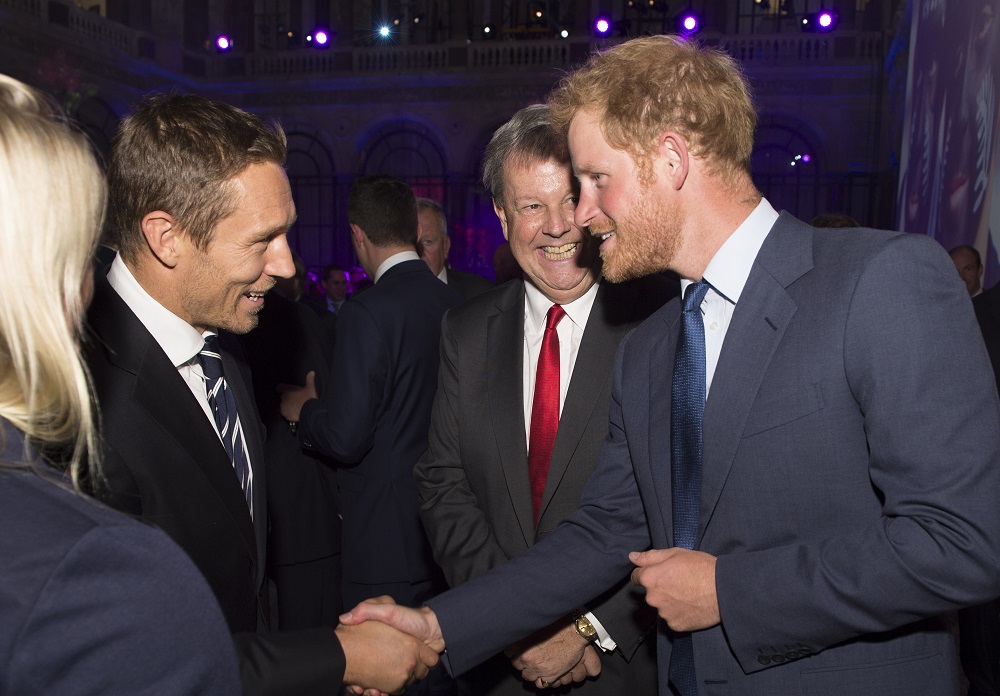 談笑する英国のヘンリー王子（右）と元イングランド代表のウィルキンソン氏（C）Getty Images