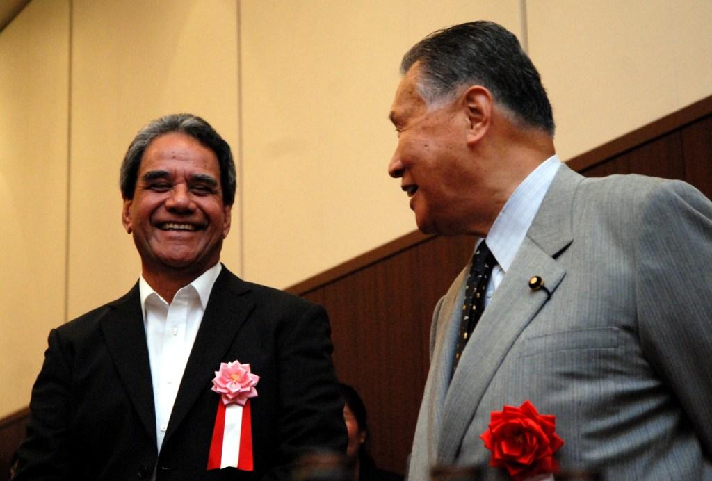 決戦を前に談笑する、在日サモア大使館のレイアタウア特命全権大使（左）と日本ラグビー協会・森会長