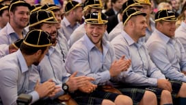 伝統衣装でウェルカムセレモニーに出席したスコットランド代表（C）Getty Images