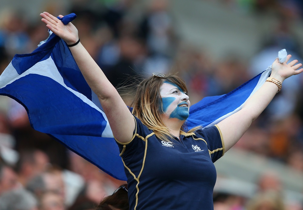 勝利の女神。応援でスコットランド代表を後押しした女性ファン（C）Getty Images